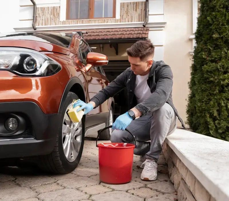 Lavage auto à domicile Saint-Vaast-d'Équiqueville : professionnel intervenant sur un véhicule